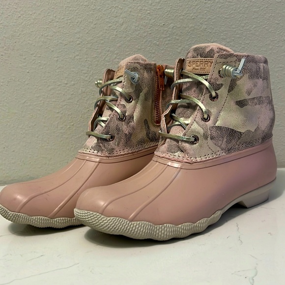 Sperry Pink Camo Rain/Snow boots - Picture 1 of 6